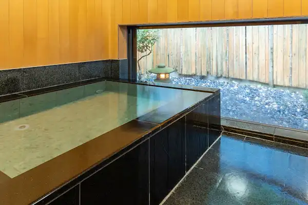 เมนบัส (น้ำพุร้อนอาตามิ)