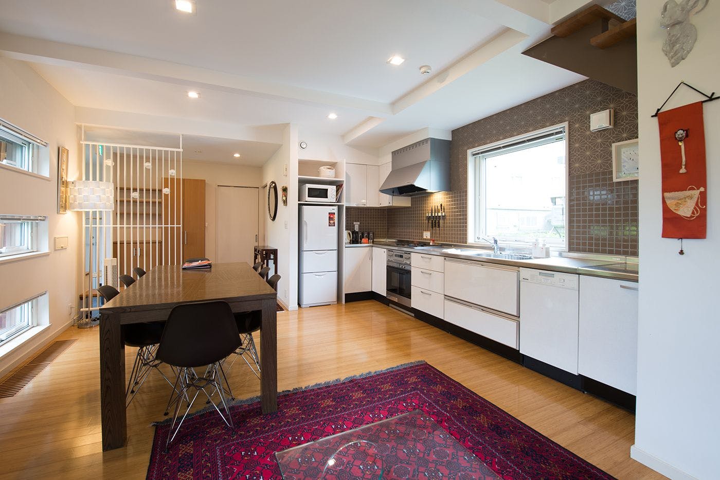 ห้องครัวพร้อมพื้นที่รับประทานอาหาร