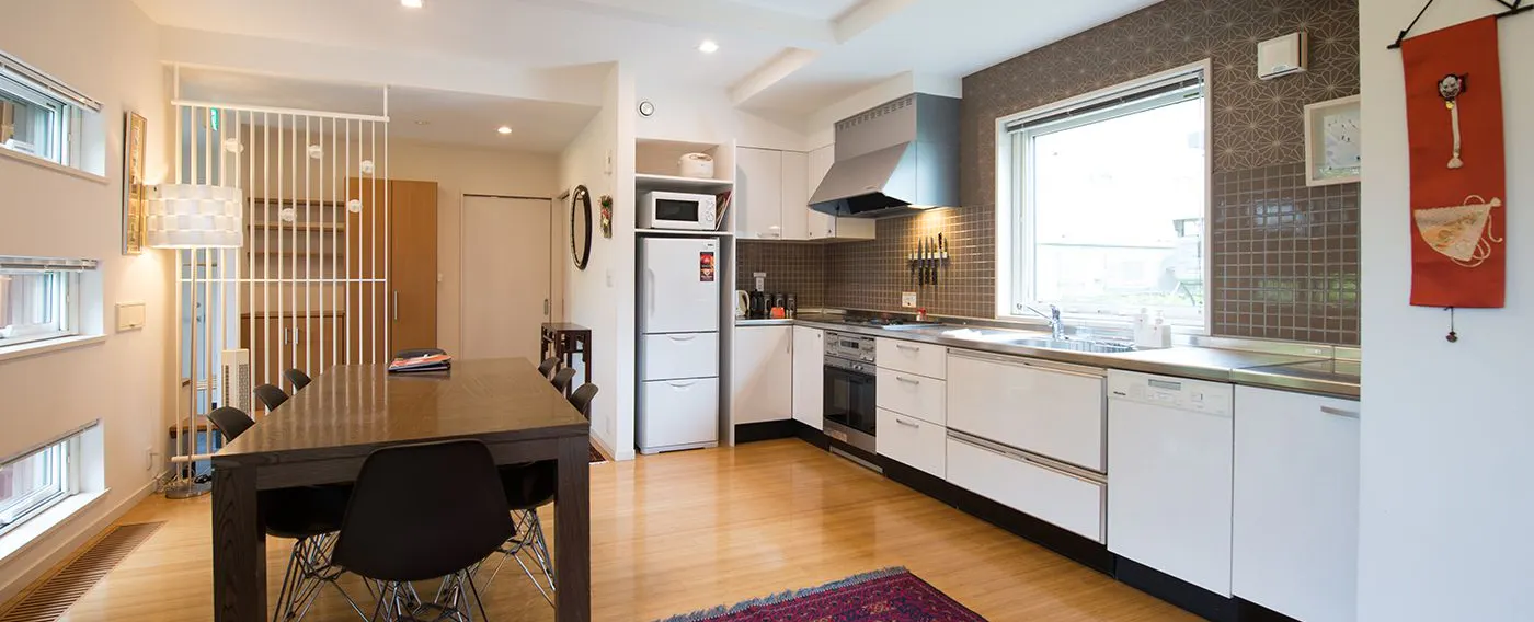 ห้องครัวพร้อมพื้นที่รับประทานอาหาร