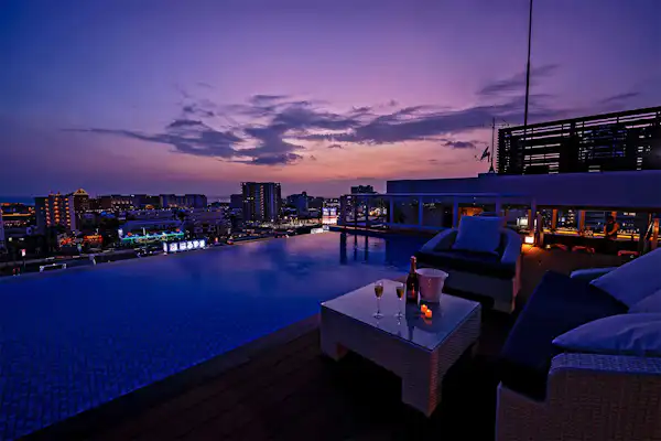 สระว่ายน้ำ