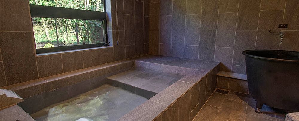 น้ำพุร้อนธรรมชาติ