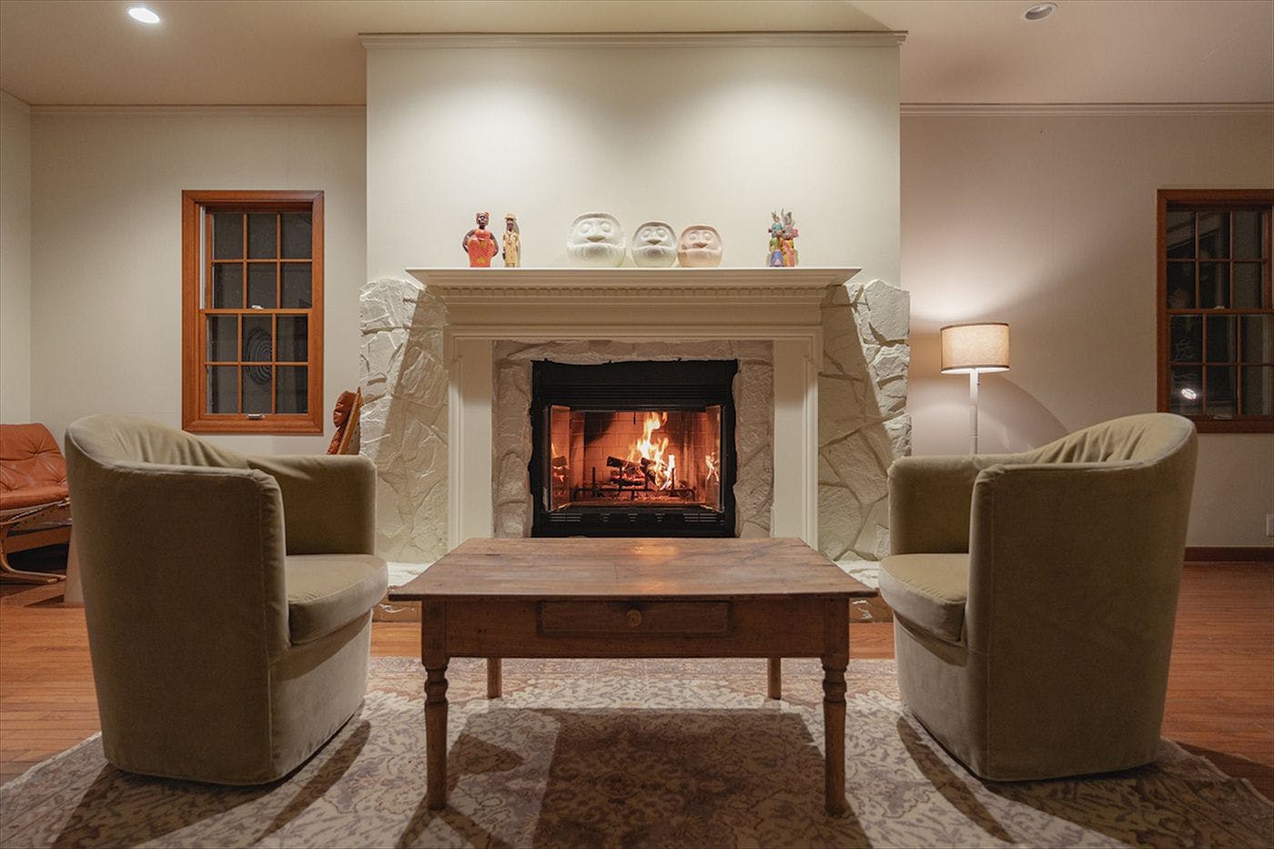 ห้องนั่งเล่นพร้อมเตาผิง