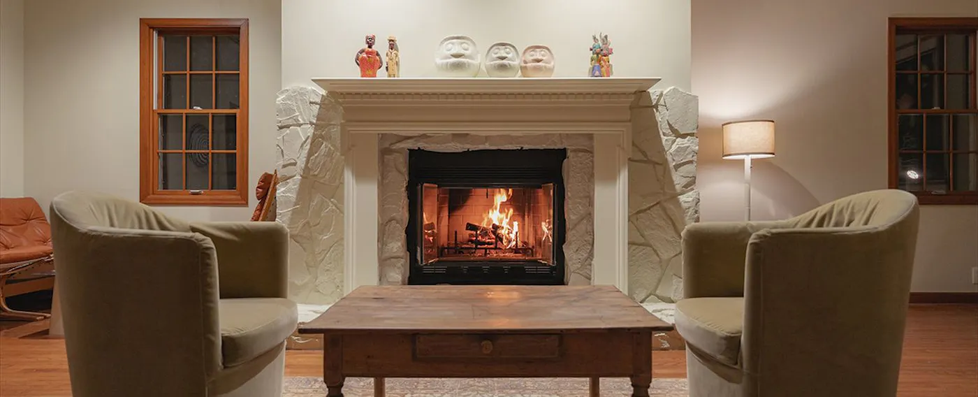 ห้องนั่งเล่นพร้อมเตาผิง