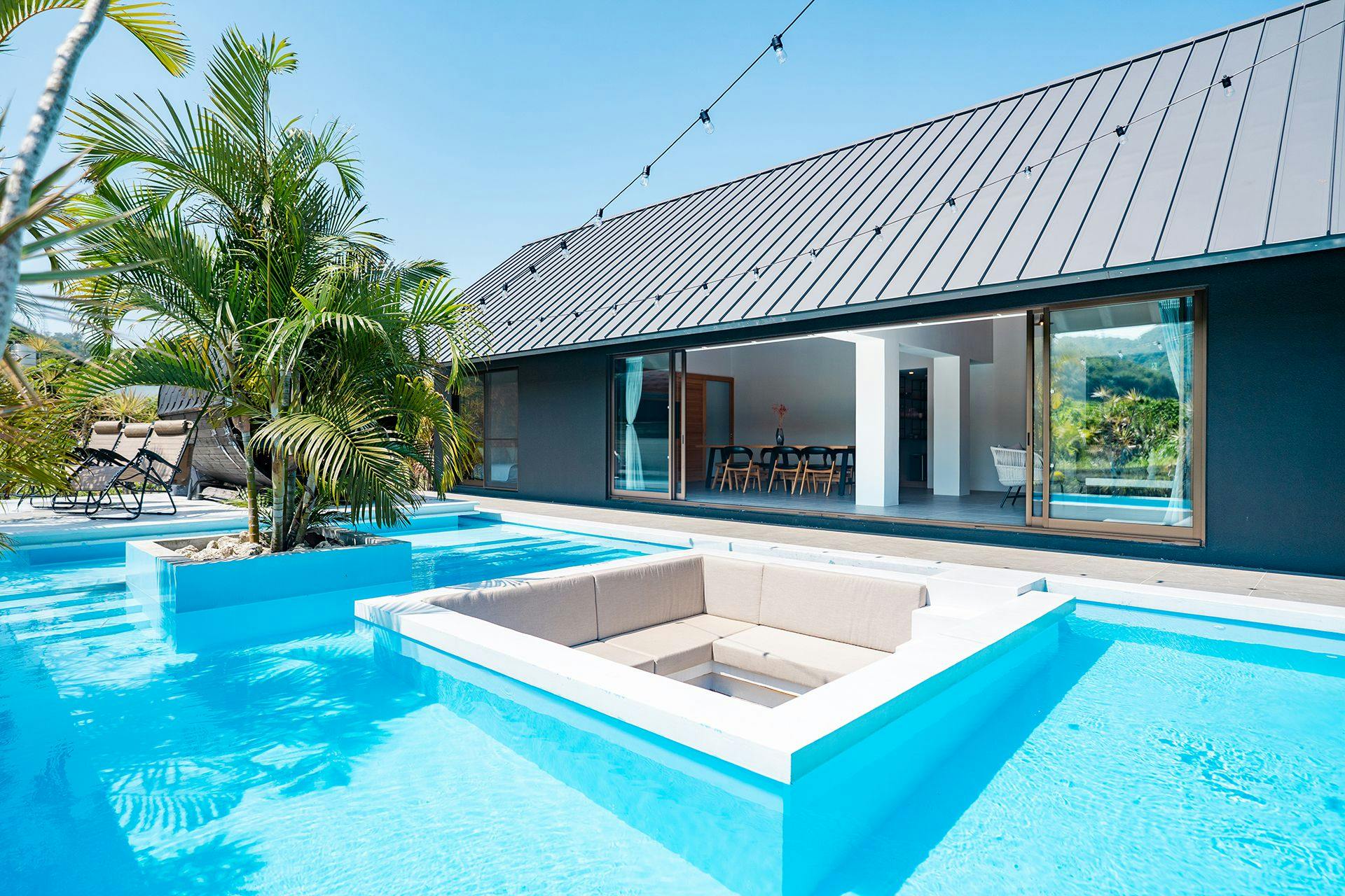 ภายนอกและสระว่ายน้ำ