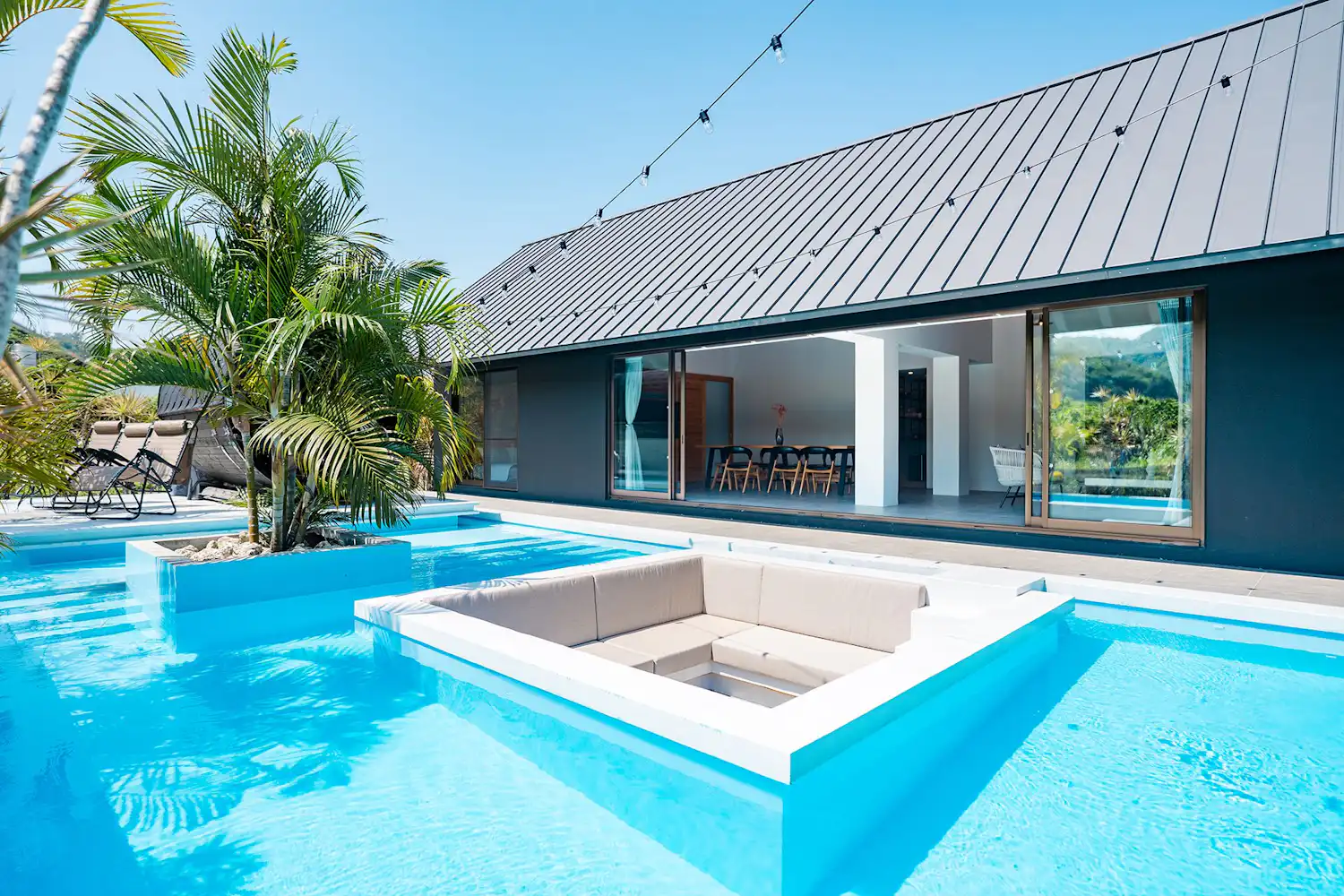 ภายนอกและสระว่ายน้ำ