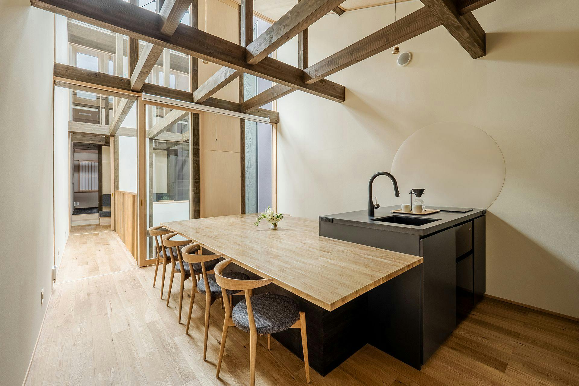 ห้องครัวพร้อมพื้นที่รับประทานอาหาร