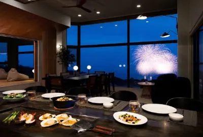 Pháo hoa trên biển Atami nhuộm màu bầu trời đêm và mặt biển.