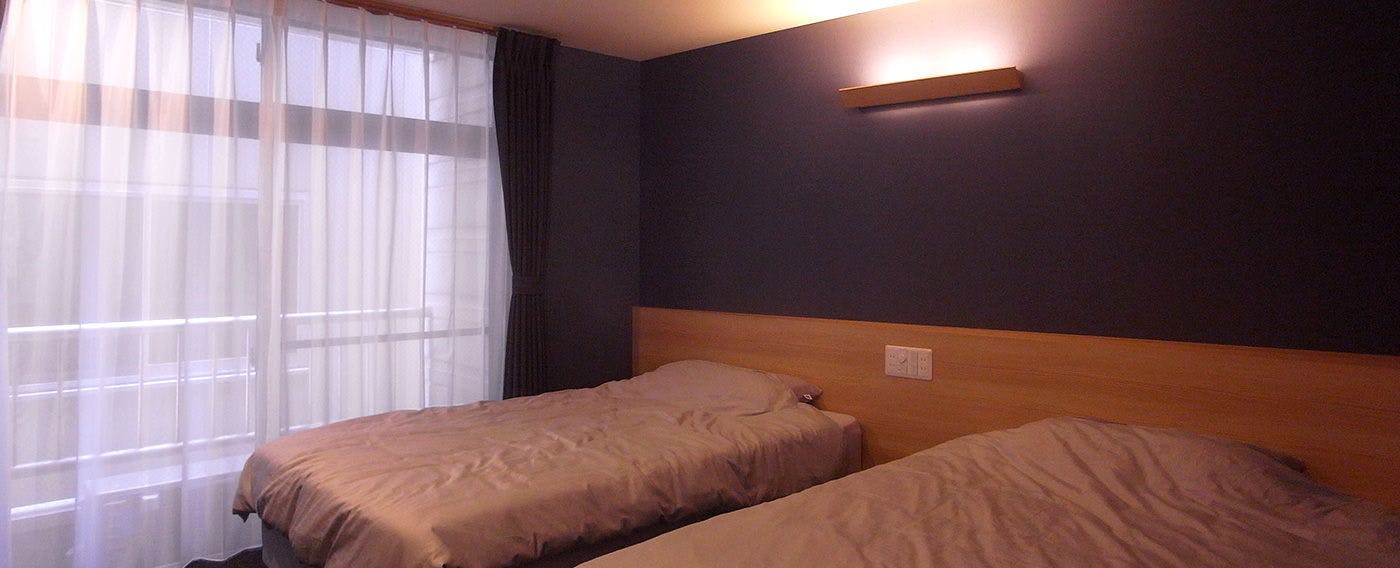 ห้องนอนที่มีผนังสีน้ำเงินเข้ม