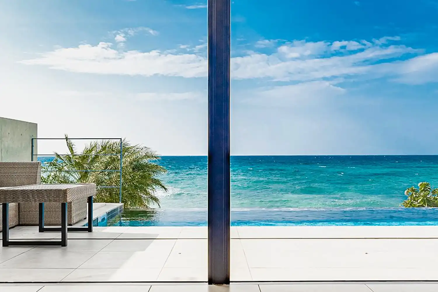 สระว่ายน้ำกลางแจ้ง