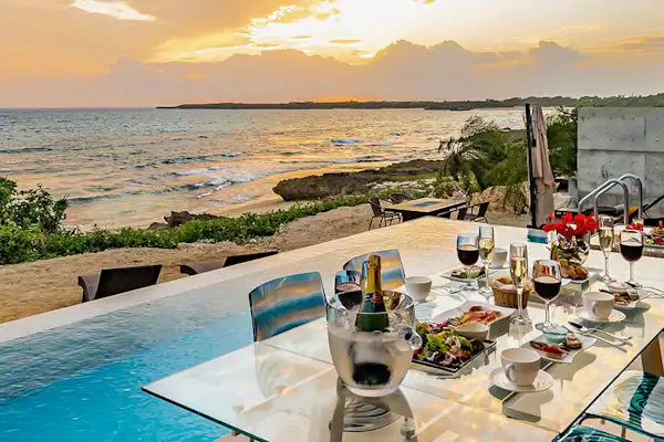 สระว่ายน้ำกลางแจ้ง