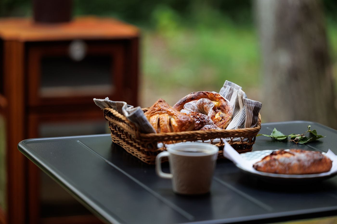 บรรยากาศการรับประทานอาหารที่ระเบียงอาคารเอล์ม