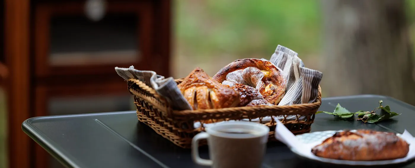 บรรยากาศการรับประทานอาหารที่ระเบียงอาคารเอล์ม