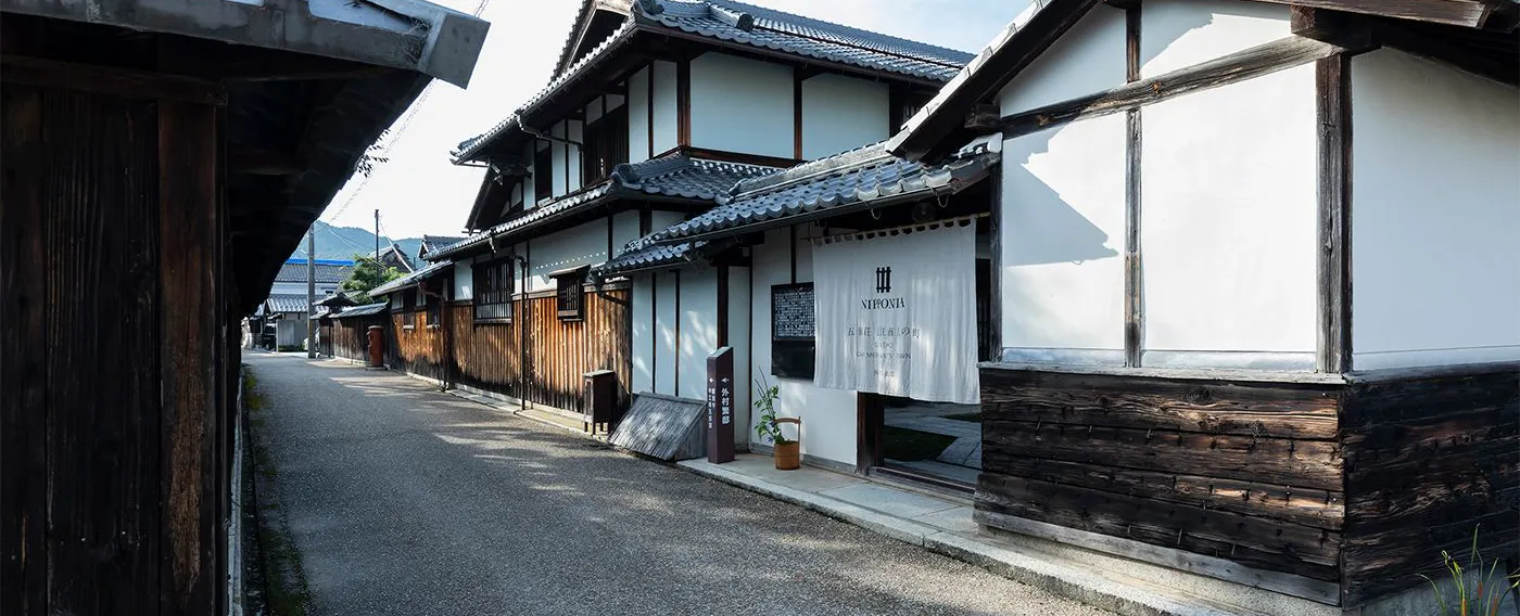 【สิ่งอำนวยความสะดวกภายนอก】เป็นสิ่งอำนวยความสะดวกที่กลมกลืนกับบรรยากาศของเมืองที่ให้ความรู้สึกถึงวิถีชีวิตของพ่อค้าชาวโอมิ