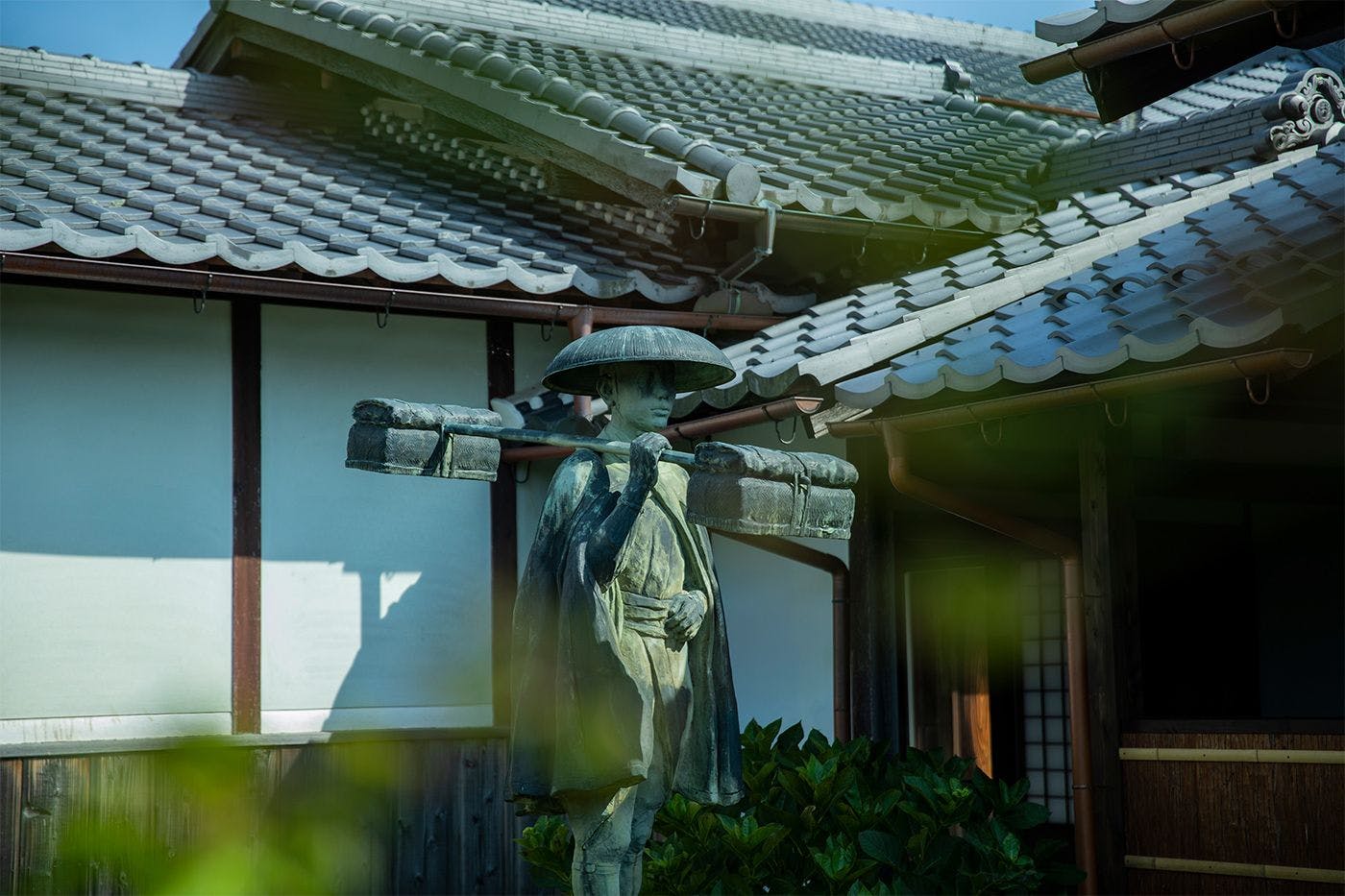 ที่บ้านหลักโอคุมูระ อุเบเอ มีรูปปั้นทองแดงของพ่อค้าชาวโอมิที่กำลังเดินทางขายสินค้าอยู่ในสวน