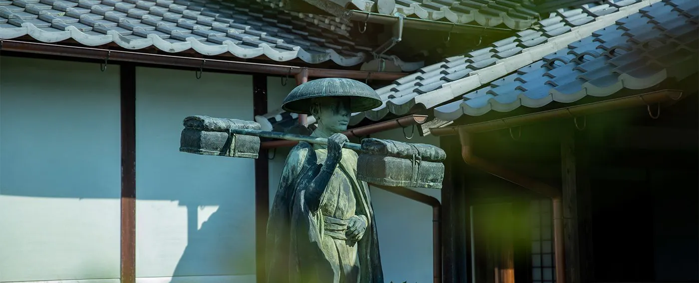 ที่บ้านหลักโอคุมูระ อุเบเอ มีรูปปั้นทองแดงของพ่อค้าชาวโอมิที่กำลังเดินทางขายสินค้าอยู่ในสวน