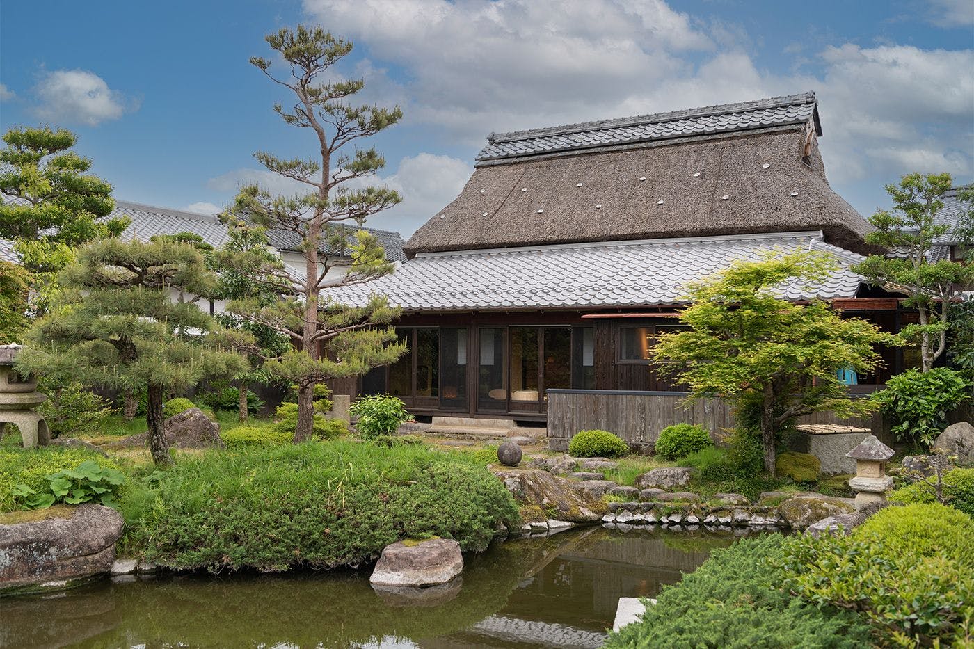 【บ้านพักนาเกะ จุนโกโร】มุมมองจากสวนไปยังห้องพัก โดดเด่นด้วยหลังคาที่งดงาม