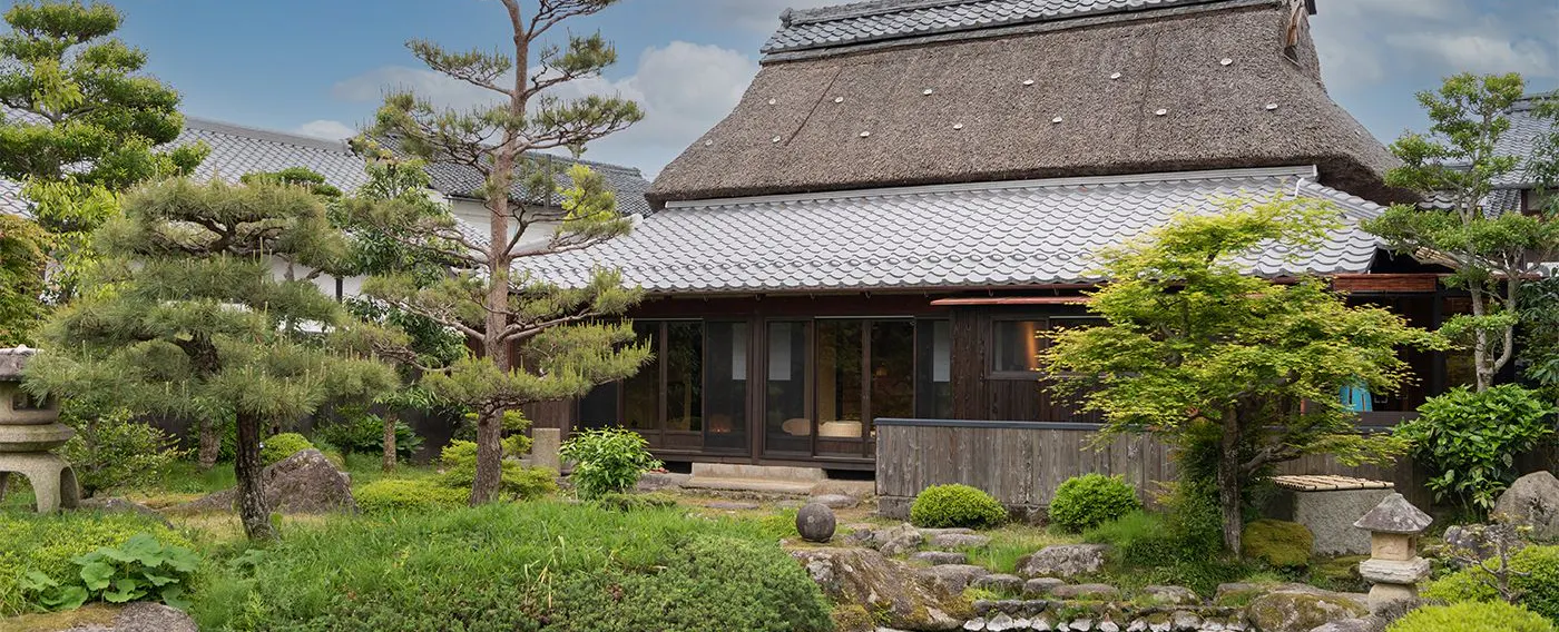 【บ้านพักนาเกะ จุนโกโร】มุมมองจากสวนไปยังห้องพัก โดดเด่นด้วยหลังคาที่งดงาม
