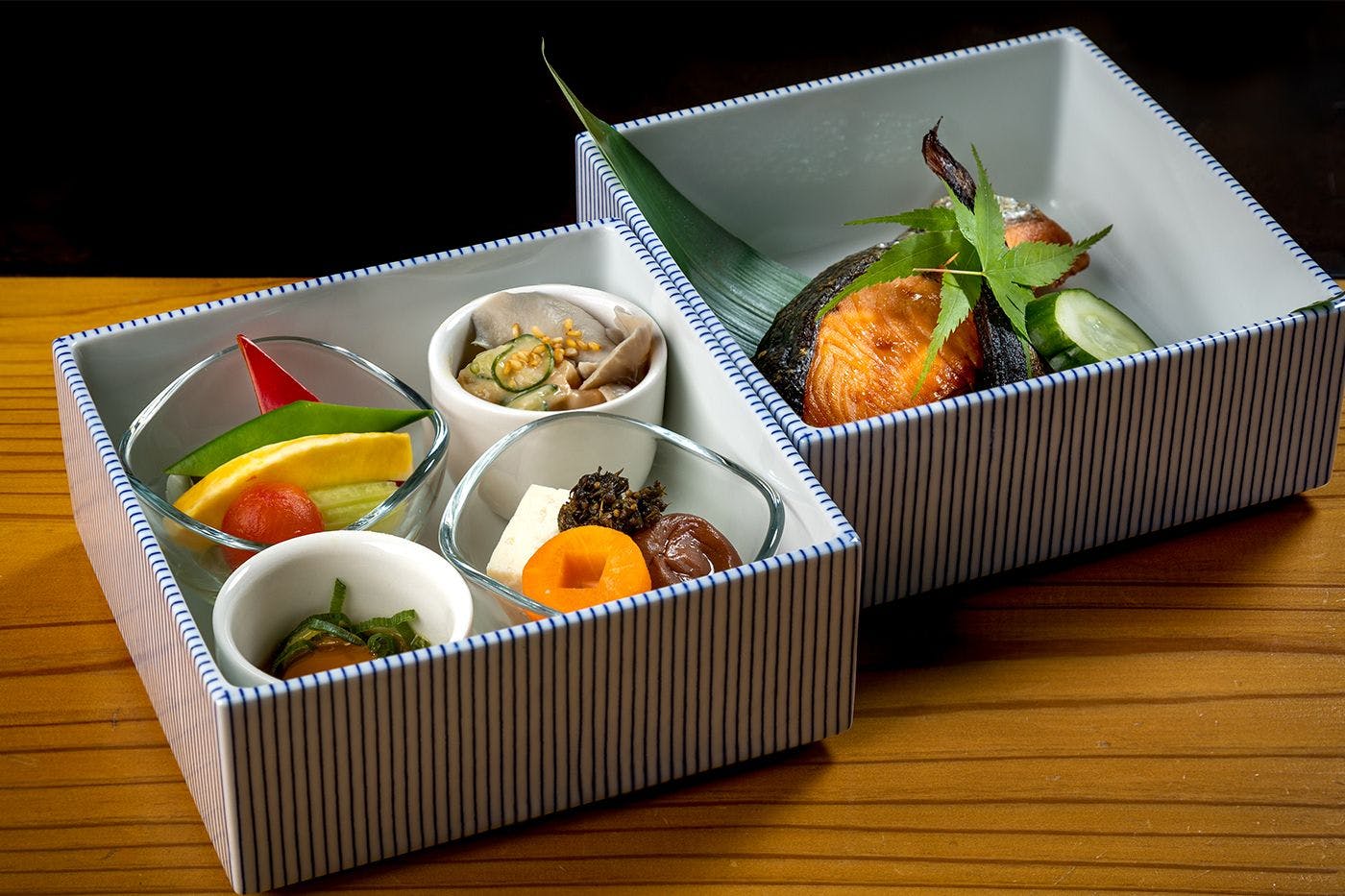 【บ้านหลักโอมุระอุเบเอะ】กล่องอาหารเช้าพร้อมเมนูที่ได้รับแรงบันดาลใจจากมื้ออาหารของพ่อค้าชาวโอมิในวันออกเดินทาง