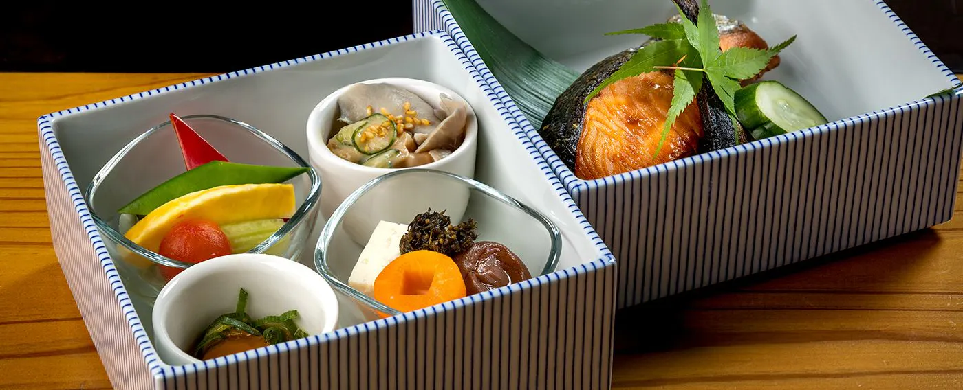 【บ้านหลักโอมุระอุเบเอะ】กล่องอาหารเช้าพร้อมเมนูที่ได้รับแรงบันดาลใจจากมื้ออาหารของพ่อค้าชาวโอมิในวันออกเดินทาง