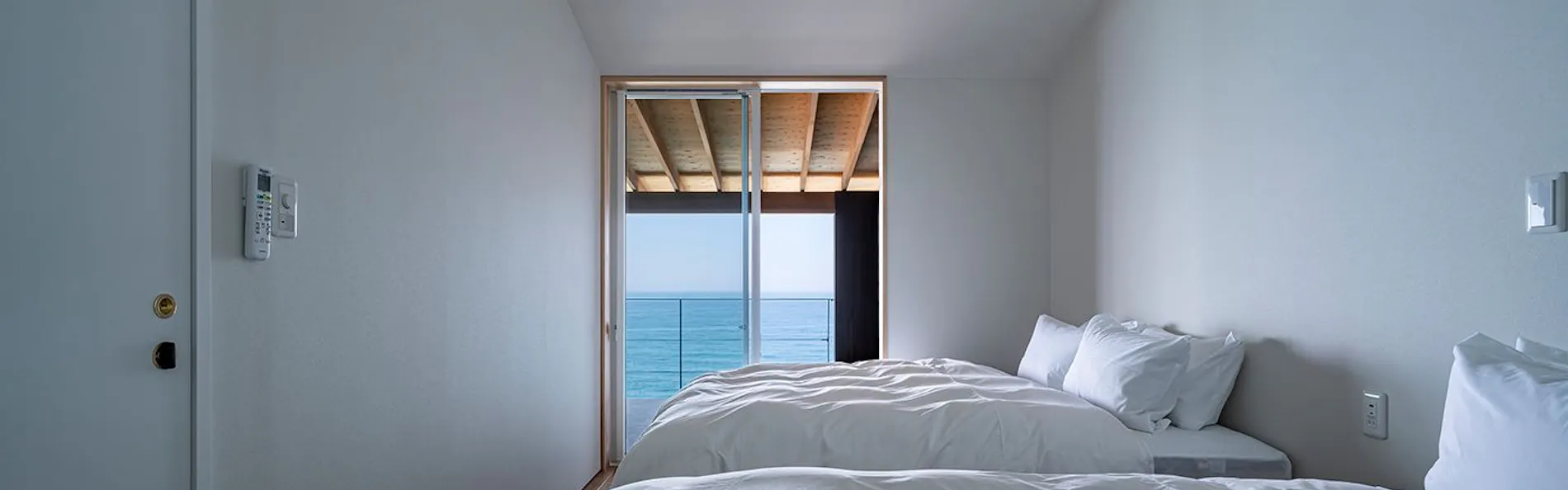 琴ヶ浜の渚