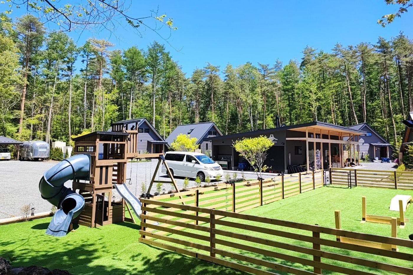 สนามวิ่งเล่นสุนัขพร้อมหญ้าเทียม