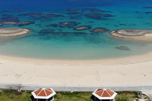 ชายหาดอยู่ตรงหน้า