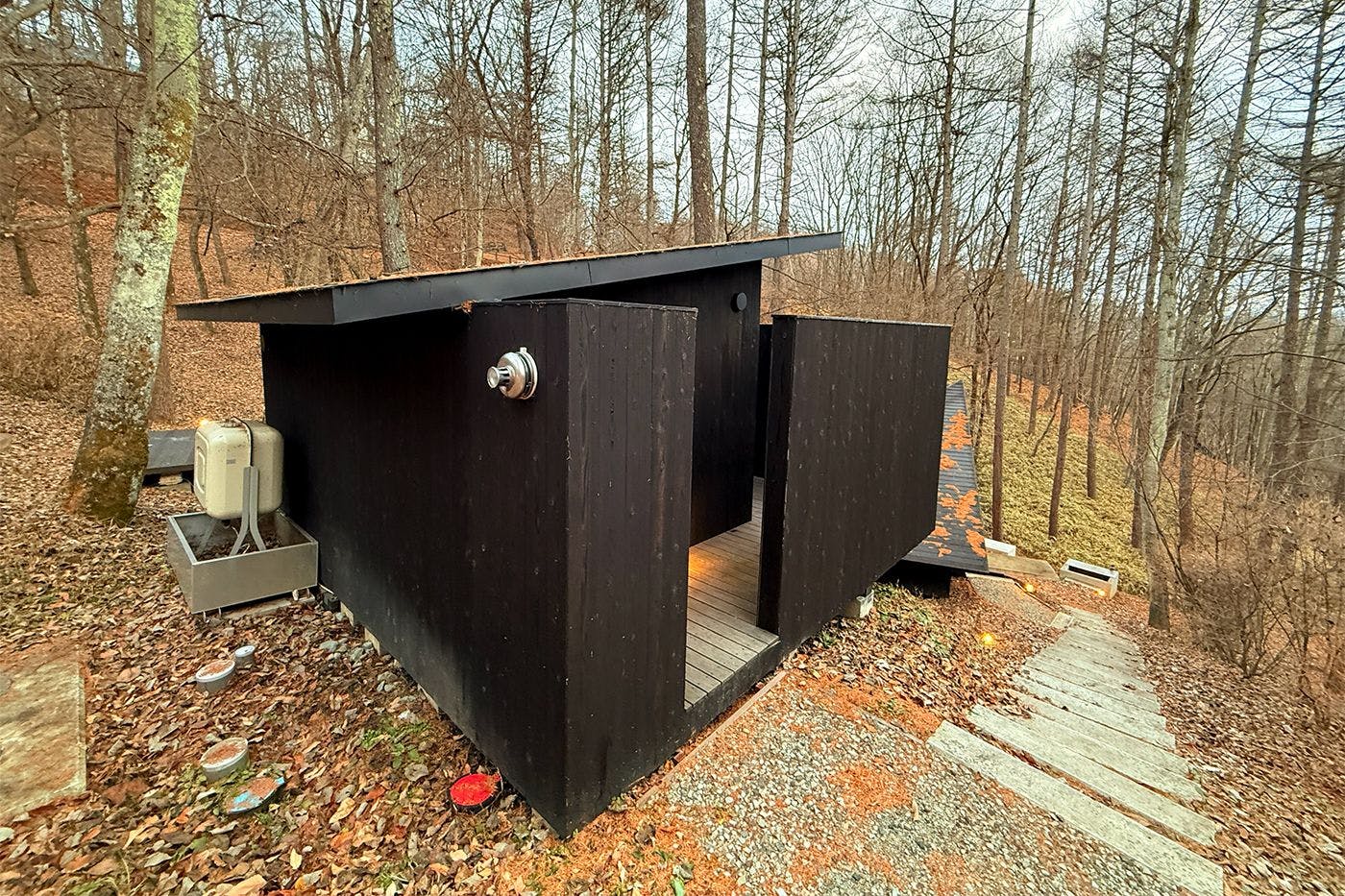 อาคารจากุซซี่กึ่งเอาต์ดอร์