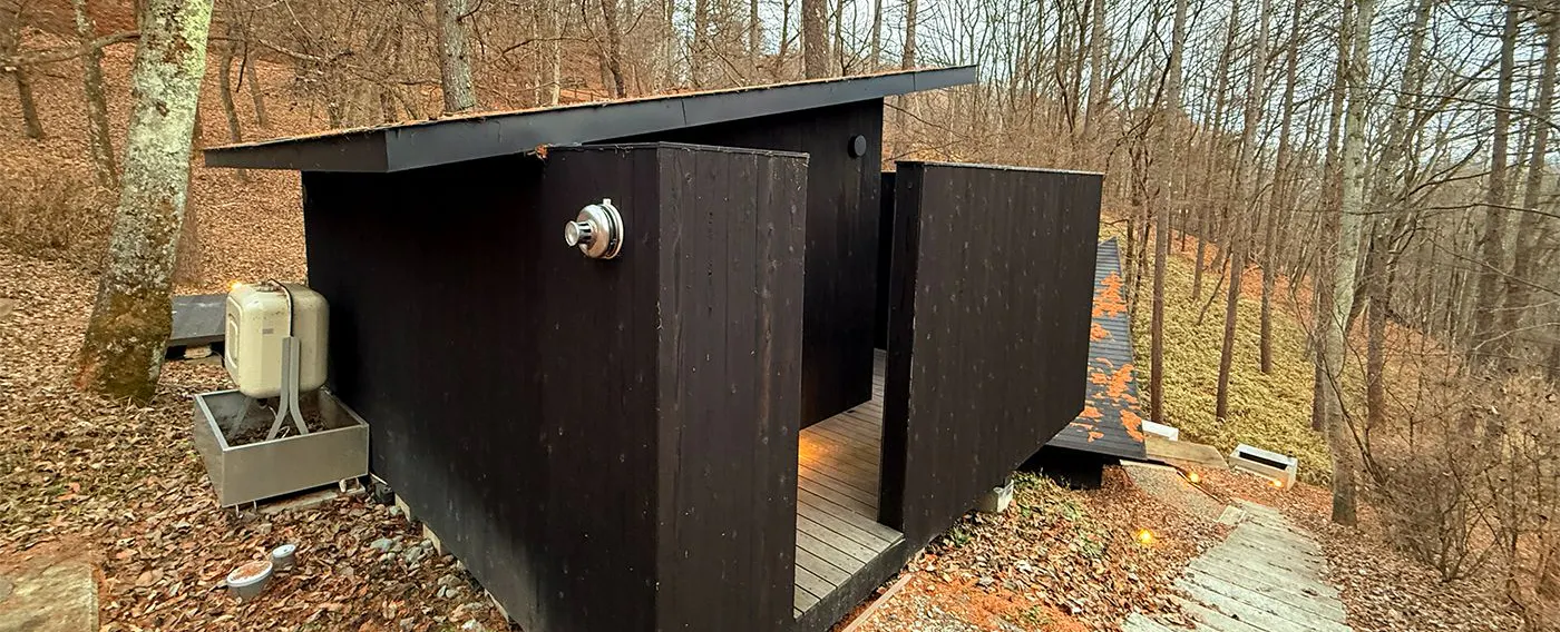 อาคารจากุซซี่กึ่งเอาต์ดอร์