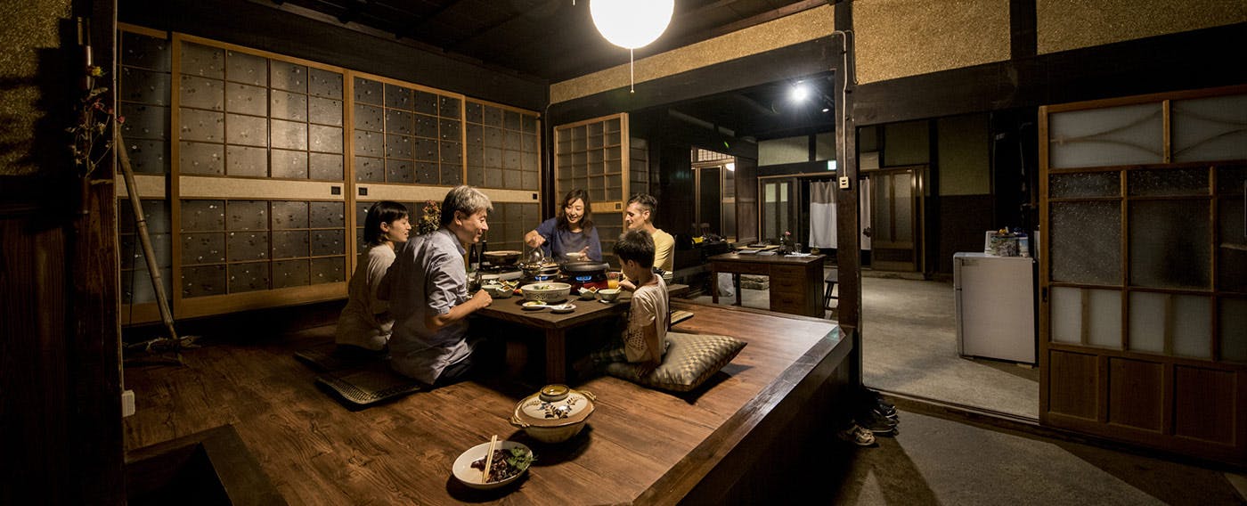 โต๊ะอาหารที่ล้อมวงร่วมกันกับครอบครัวและเพื่อนๆ