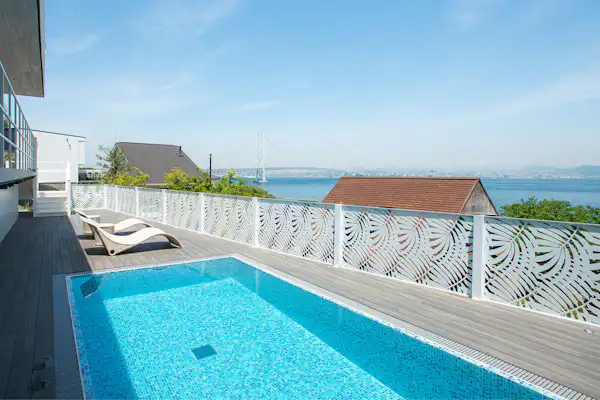 สระว่ายน้ำกลางแจ้ง