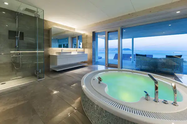 ห้องน้ำและอ่างจากุซซี่