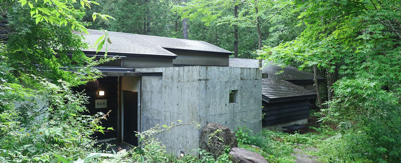 山紫水明 森に佇む芸術家たちの隠れ家