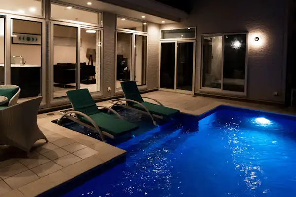 สระว่ายน้ำ