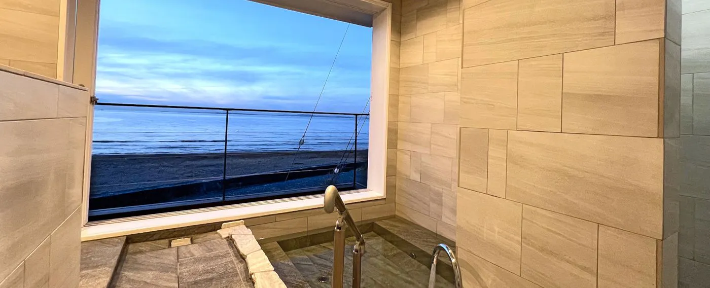海を望む半露天風呂