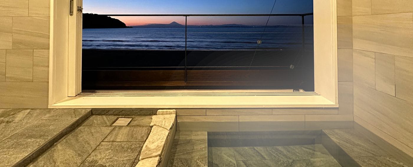 海を望む半露天風呂