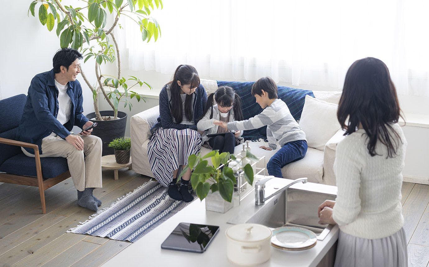 リビングで談笑